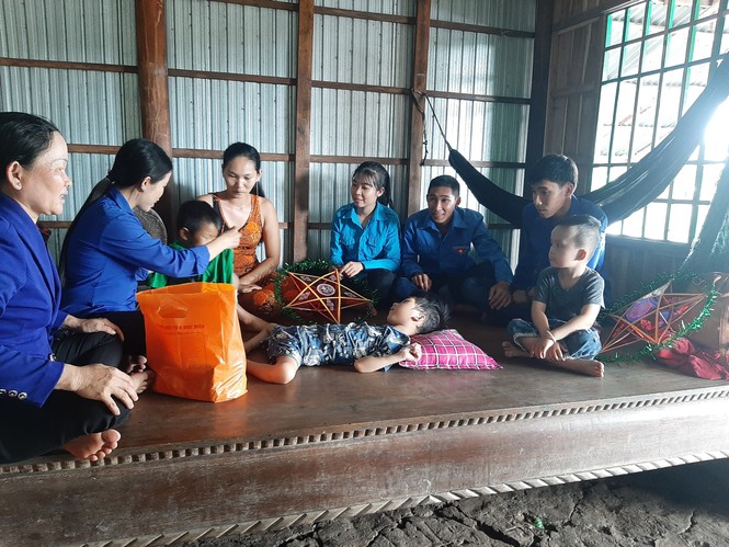 ĐVTN rửa xe gây quỹ tặng quà cho trẻ khuyết tật vui trung thu - ảnh 8