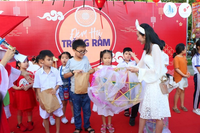 Hàng nghìn phần quà đến với trẻ em ĐBSCL vui Trung thu - ảnh 1