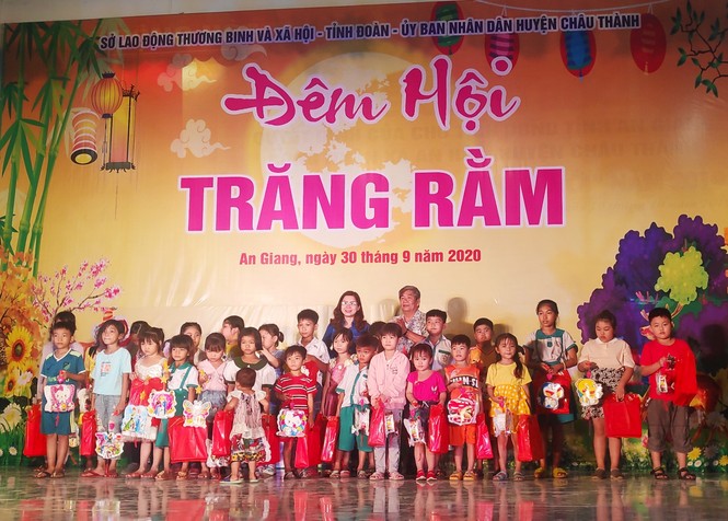 Hàng nghìn phần quà đến với trẻ em ĐBSCL vui Trung thu - ảnh 2