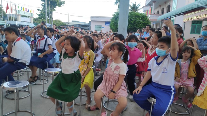 Hàng nghìn phần quà đến với trẻ em ĐBSCL vui Trung thu - ảnh 6