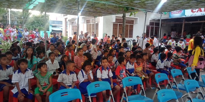 Hàng nghìn phần quà đến với trẻ em ĐBSCL vui Trung thu - ảnh 7