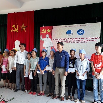 Tặng quà, khám, cấp phát thuốc miễn phí cho công nhân khó khăn - ảnh 2