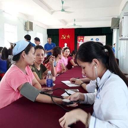 Tặng quà, khám, cấp phát thuốc miễn phí cho công nhân khó khăn - ảnh 1