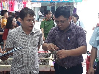 Thu giữ lượng lớn tôm căng, mập bất thường do bơm chất độc hại - ảnh 1