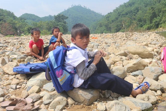 Học sinh vất vả bè mảng qua sông Ken - ảnh 4