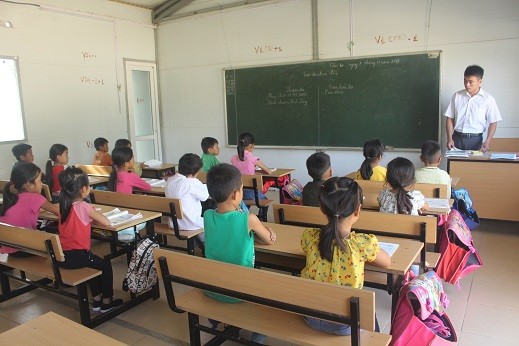 Lớp học tạm sau lũ ở Trung Sơn - ảnh 1