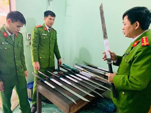 Hỗn chiến kinh hoàng bằng súng, vòi phun xăng - ảnh 1