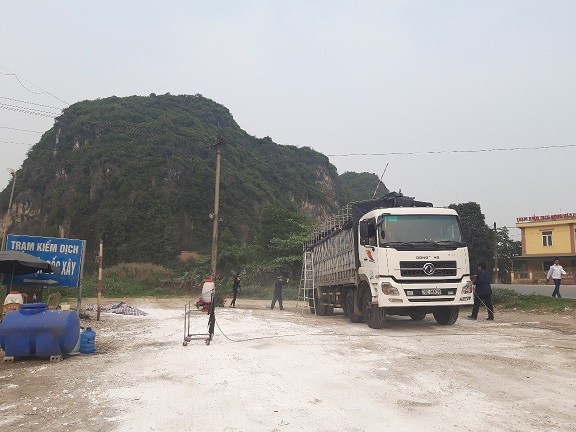 Một ngày ở Trạm kiểm dịch tả lợn Bắc - Nam - ảnh 1