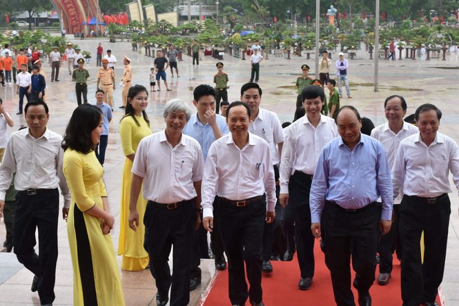 Thủ tướng Nguyễn Xuân Phúc thăm triển lãm 'Thanh Hoá xưa và nay' - ảnh 2