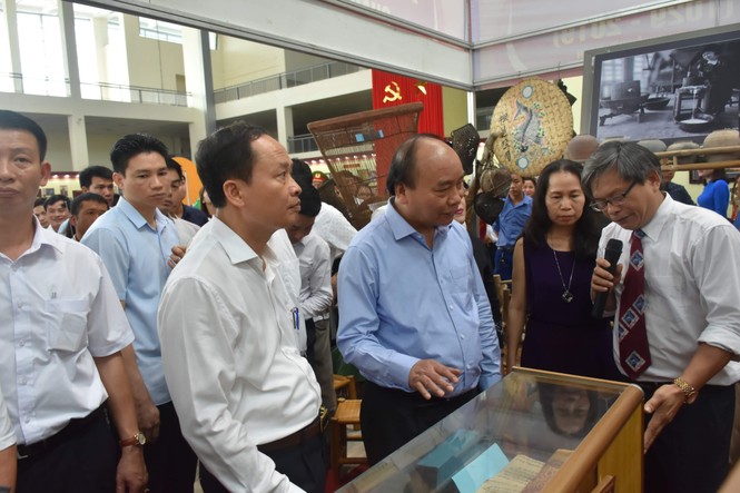 Thủ tướng Nguyễn Xuân Phúc thăm triển lãm 'Thanh Hoá xưa và nay' - ảnh 3