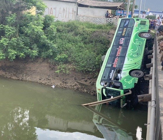 Xe khách lao xuống sông ở Thanh Hóa, nhiều thương vong - ảnh 5
