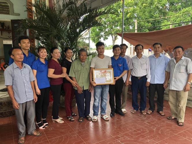 Khen thưởng đoàn viên cứu người khỏi đuối nước - ảnh 1
