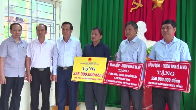 Trao Bằng Tổ quốc ghi công cho Trưởng công an xã hy sinh khi chống lũ - ảnh 3