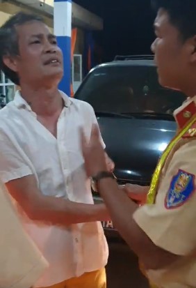 Tài xế đi xe biển xanh say xỉn, xúc phạm cảnh sát giao thông - ảnh 1