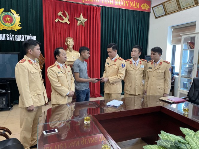 CSGT trả lại 20 triệu đồng cho người đánh rơi - ảnh 1