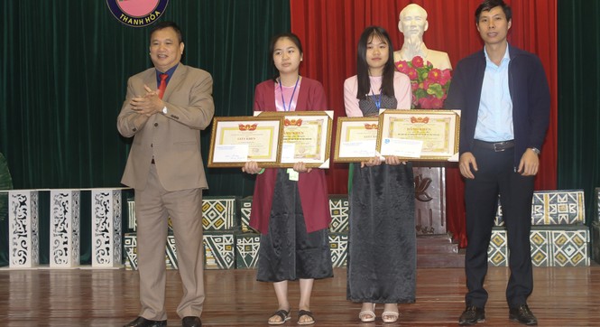 Khen thưởng hai nữ sinh nhặt được của rơi trả người đánh mất - ảnh 1