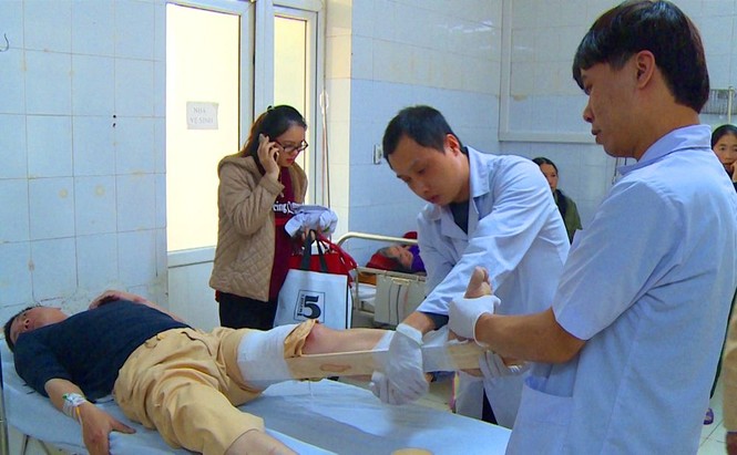Một Đại uý CSGT bị xe tông trực diện khi làm nhiệm vụ - ảnh 1