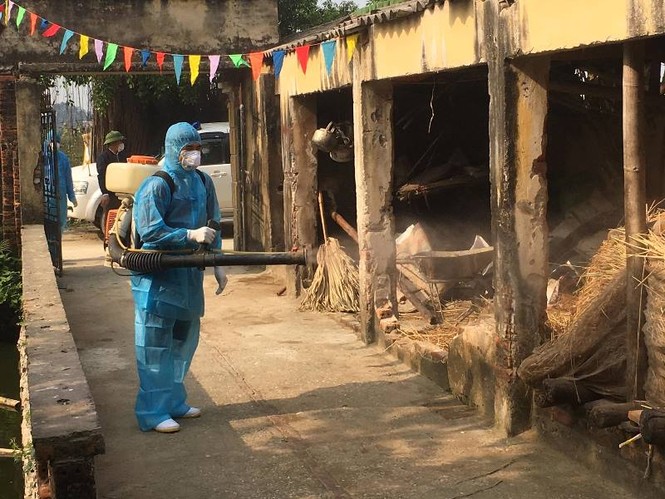 Phun khử trùng, cho học sinh nơi có bệnh nhân bị nhiễm virus corona nghỉ học - ảnh 2
