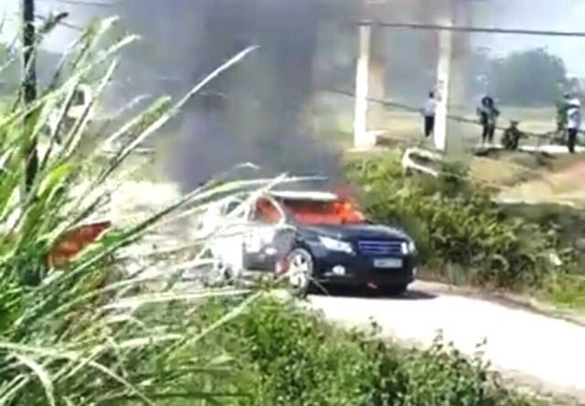 Vehicles carrying Construction Department vehicles caught fire in the middle of the road - photo 1