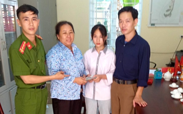 Học sinh lớp 8 trả lại gần 40 triệu đồng cho người đánh rơi - ảnh 1