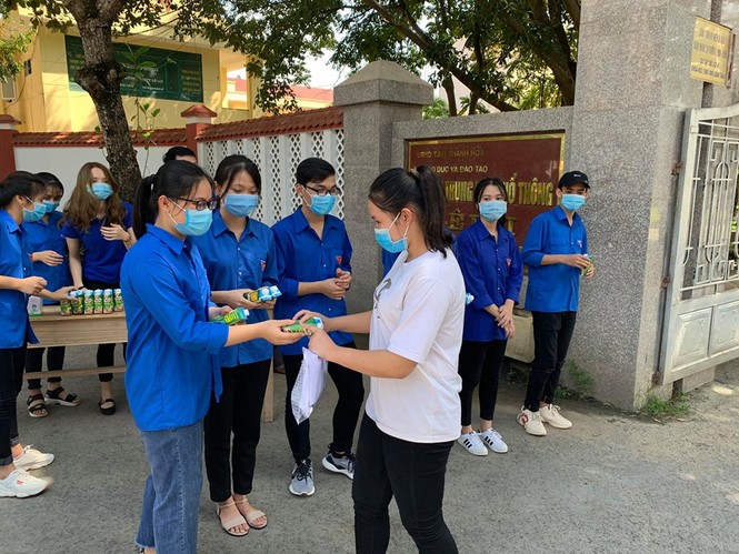 109 đội hình thanh niên tiếp sức cho thí sinh tại các điểm thi - ảnh 1