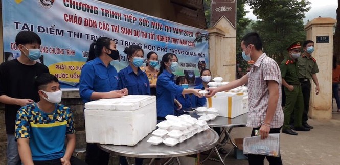 109 đội hình thanh niên tiếp sức cho thí sinh tại các điểm thi - ảnh 2