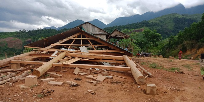 Lốc xoáy làm sập nhà đồng bào dân tộc thiểu số - ảnh 1