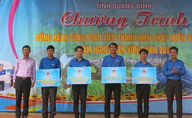 Trao 40 con bò giống cho đoàn viên thanh niên nghèo - ảnh 1