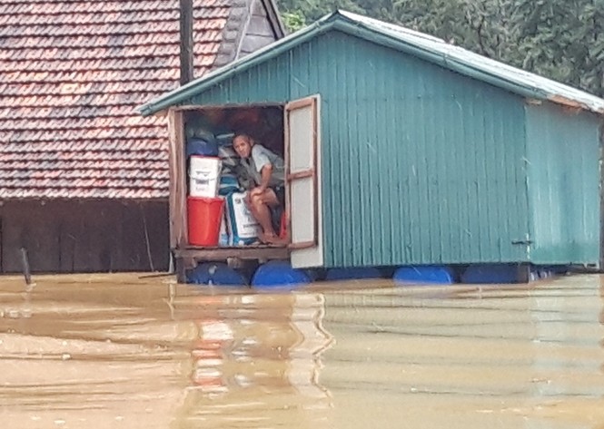 Biển nước kinh hoàng tại “rốn lũ” Tân Hóa - ảnh 5