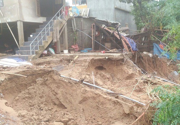 Xuất hiện vết nứt dài bất thường sau lũ - ảnh 2