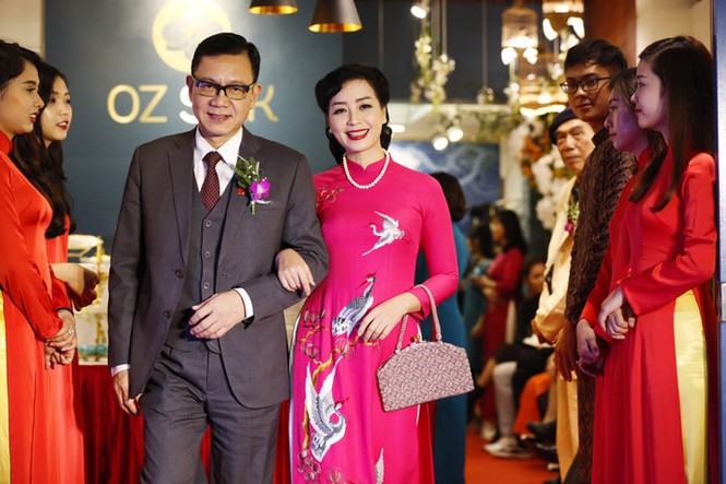 Nghệ sĩ Chiều Xuân rạng rỡ trong áo dài OZ Silk - ảnh 1