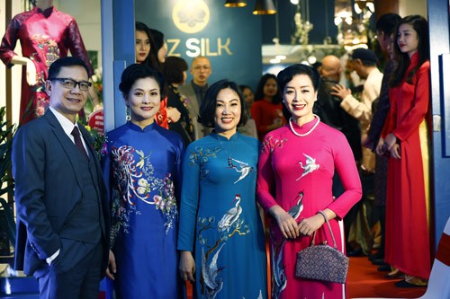 Nghệ sĩ Chiều Xuân rạng rỡ trong áo dài OZ Silk - ảnh 12