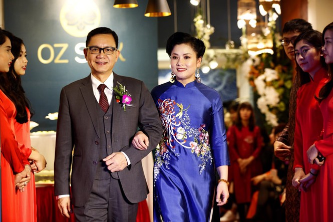 Nghệ sĩ Chiều Xuân rạng rỡ trong áo dài OZ Silk - ảnh 2