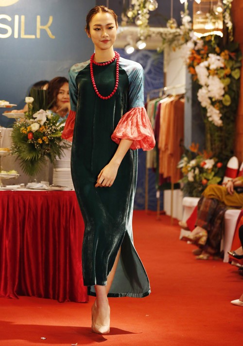 Nghệ sĩ Chiều Xuân rạng rỡ trong áo dài OZ Silk - ảnh 8