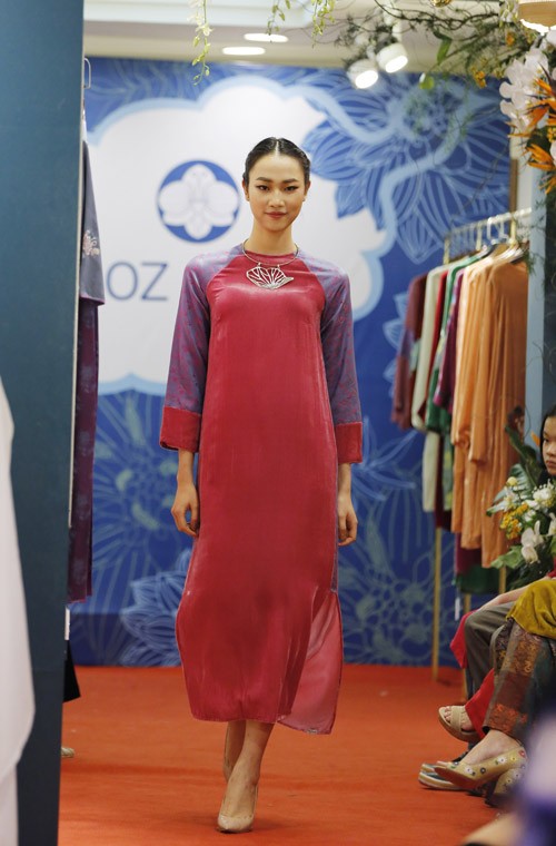 Nghệ sĩ Chiều Xuân rạng rỡ trong áo dài OZ Silk - ảnh 4