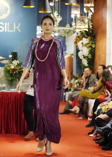 Nghệ sĩ Chiều Xuân rạng rỡ trong áo dài OZ Silk - ảnh 11