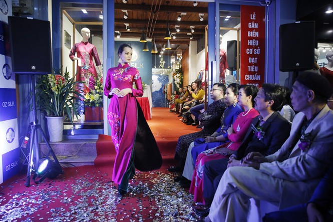 Nghệ sĩ Chiều Xuân rạng rỡ trong áo dài OZ Silk - ảnh 6