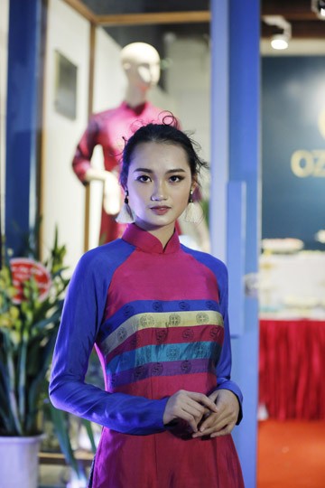 Nghệ sĩ Chiều Xuân rạng rỡ trong áo dài OZ Silk - ảnh 10