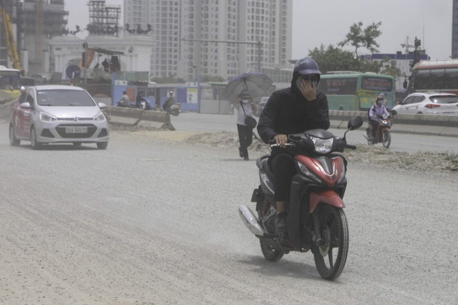 Đại công trường gây bão bụi mờ mắt người dân Hà Nội - ảnh 4
