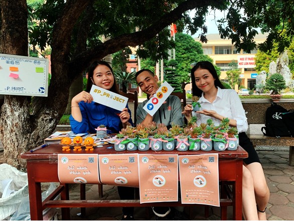 Sinh viên trường Báo tham gia 'Đổi nhựa – Lấy quà' - ảnh 1