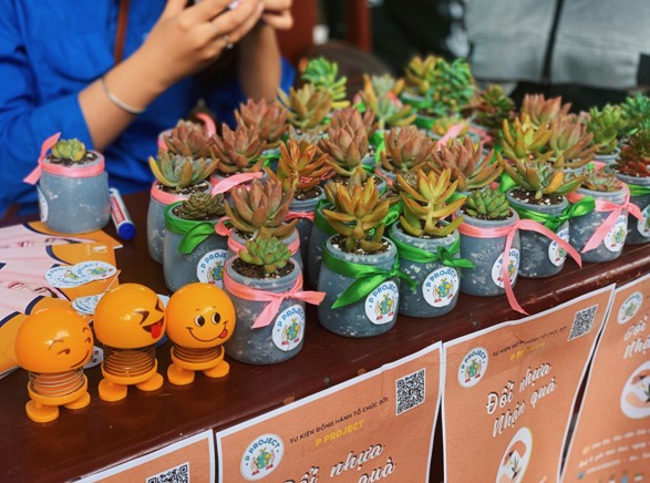 Sinh viên trường Báo tham gia 'Đổi nhựa – Lấy quà' - ảnh 2