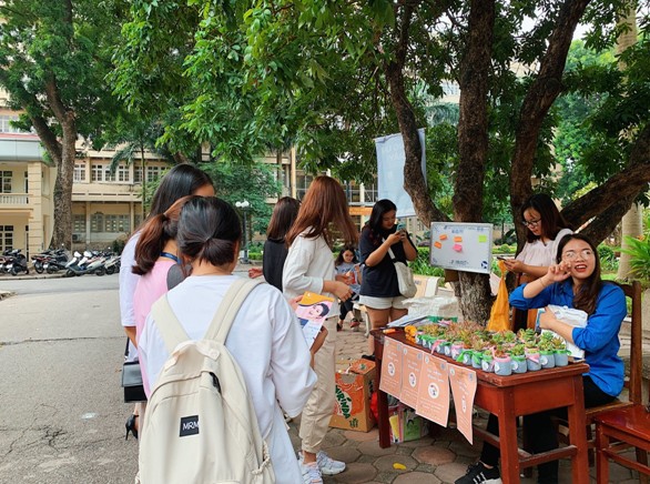 Sinh viên trường Báo tham gia 'Đổi nhựa – Lấy quà' - ảnh 3