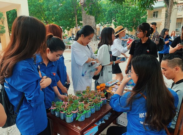 Sinh viên trường Báo tham gia 'Đổi nhựa – Lấy quà' - ảnh 6