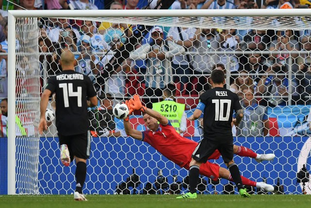 Cư dân mạng kêu gọi HLV Argentina cấm tiệt Messi đá penalty - ảnh 1