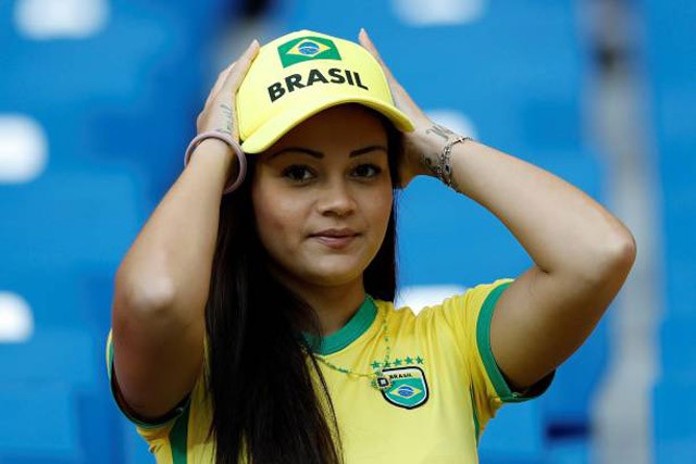 “Đứng ngồi không yên” trước vẻ đẹp của fan nữ trận Brazil 1-1 Thụy Sĩ - ảnh 10