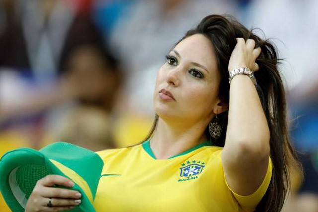 “Đứng ngồi không yên” trước vẻ đẹp của fan nữ trận Brazil 1-1 Thụy Sĩ - ảnh 11