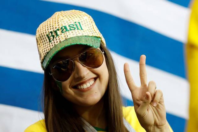 “Đứng ngồi không yên” trước vẻ đẹp của fan nữ trận Brazil 1-1 Thụy Sĩ - ảnh 12