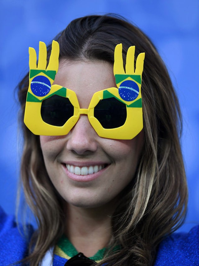 “Đứng ngồi không yên” trước vẻ đẹp của fan nữ trận Brazil 1-1 Thụy Sĩ - ảnh 13
