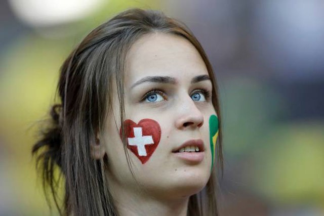 “Đứng ngồi không yên” trước vẻ đẹp của fan nữ trận Brazil 1-1 Thụy Sĩ - ảnh 1