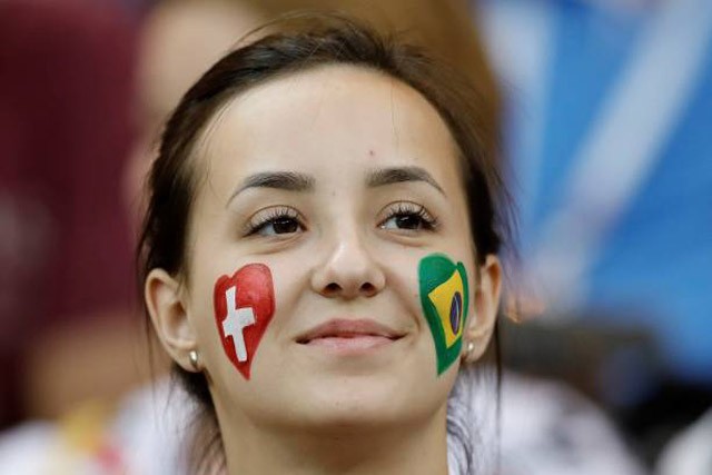 “Đứng ngồi không yên” trước vẻ đẹp của fan nữ trận Brazil 1-1 Thụy Sĩ - ảnh 2